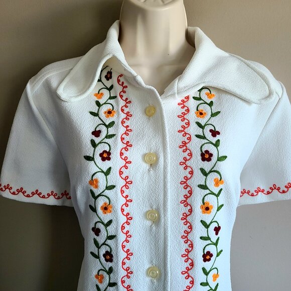Vintage 1960s white Midi dress with embroidery and front pockets. - Picture 1 of 7